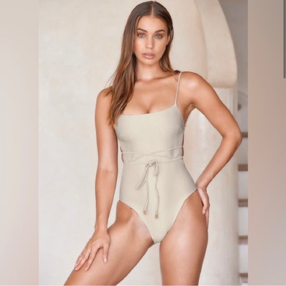 NWT Monday Swim Whitehaven One Piece in Vanilla Chevron (Medium)